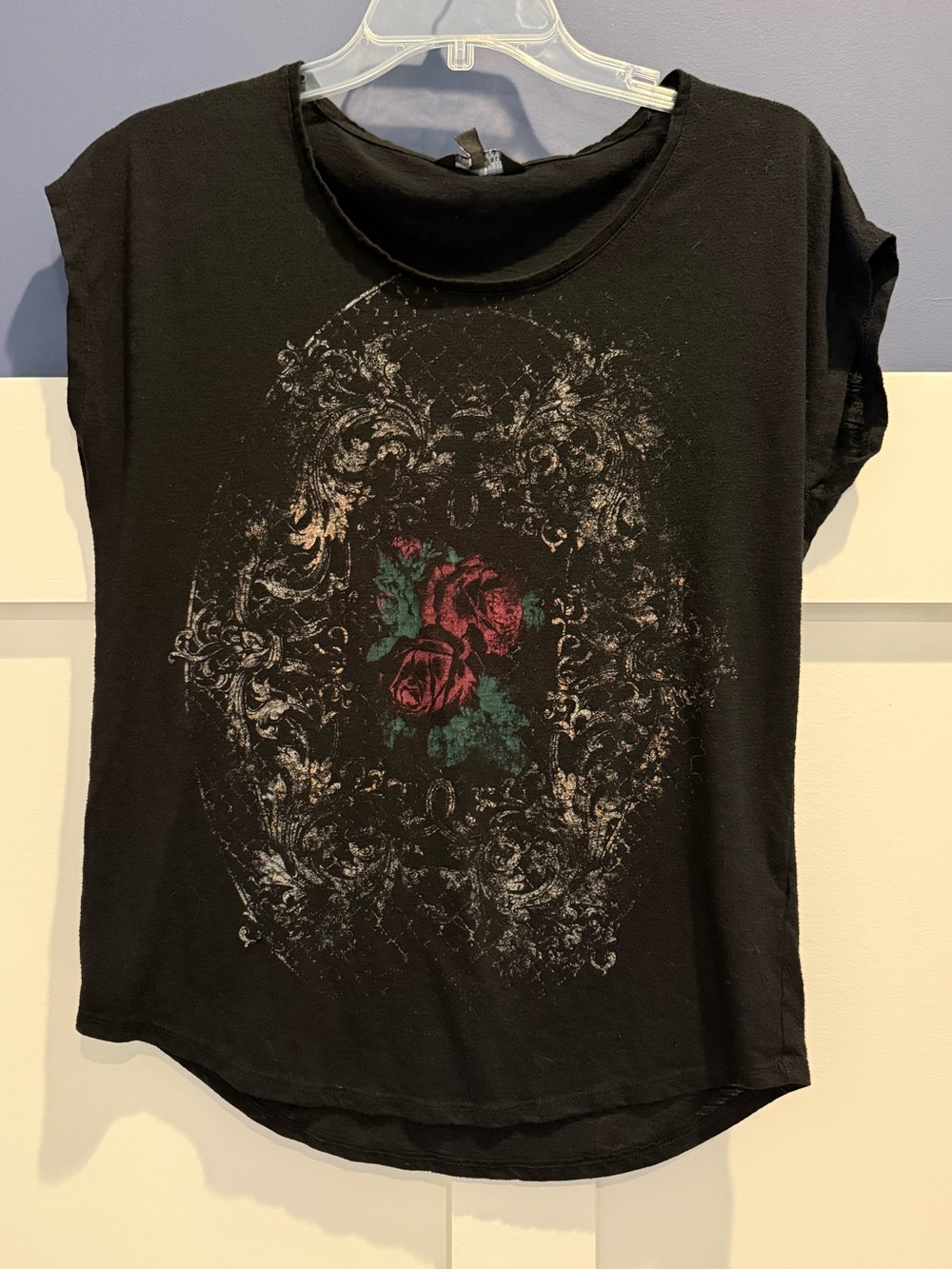 Rock & Republic Black Tee with Red Rose and Leaves Size S